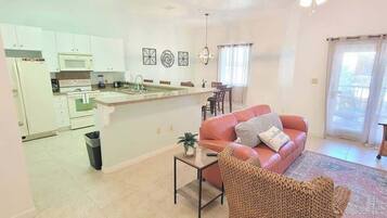 Condo, várias camas, sacada, vista para a piscina (Las Verandas) | Área de estar | TV 40 polegadas com canais a cabo