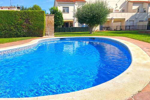 Villa with shared Pool/Aircon/Wi-Fi - Villa Mimosa