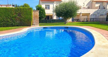 Villa with shared Pool/Aircon/Wi-Fi - Villa Mimosa