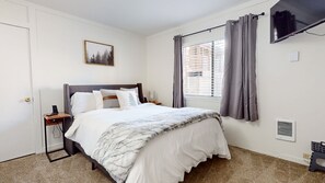 2 bedrooms, iron/ironing board, WiFi, bed sheets - Chic & Cozy Cabin, Near The Village Gondola & Shuttle, Private Washer & Dryer (Mammoth Lakes)