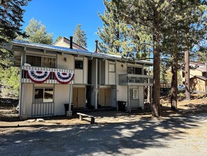 Exterior - Chic & Cozy Cabin, Near The Village Gondola & Shuttle, Private Washer & Dryer (Mammoth Lakes)