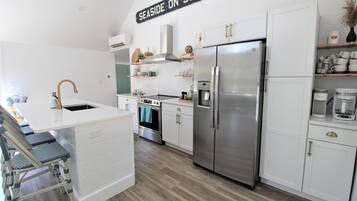 Refrigerador, microondas, horno, placa de cocina