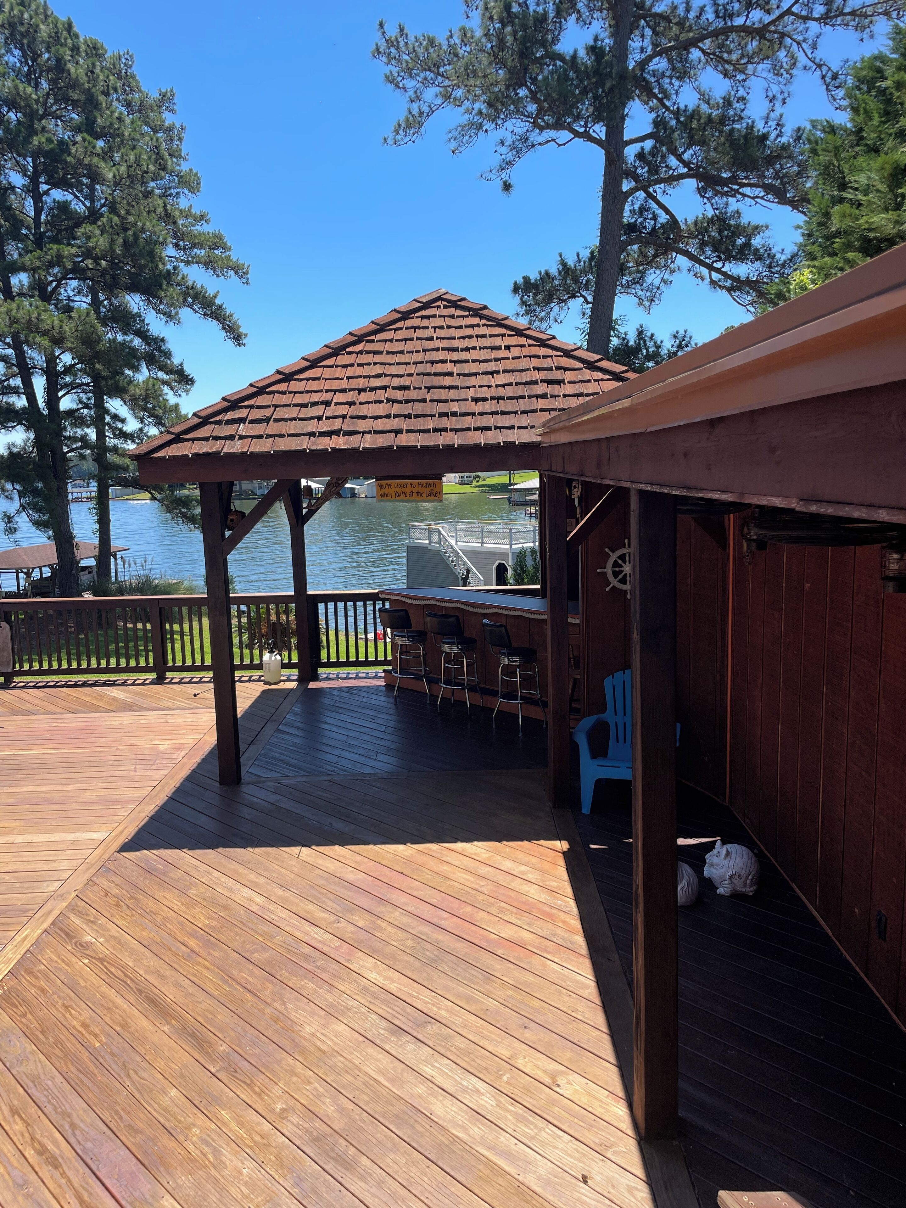 A lodge with boat dock and bar on beautiful Lake Sinclair! Pet friendly.
