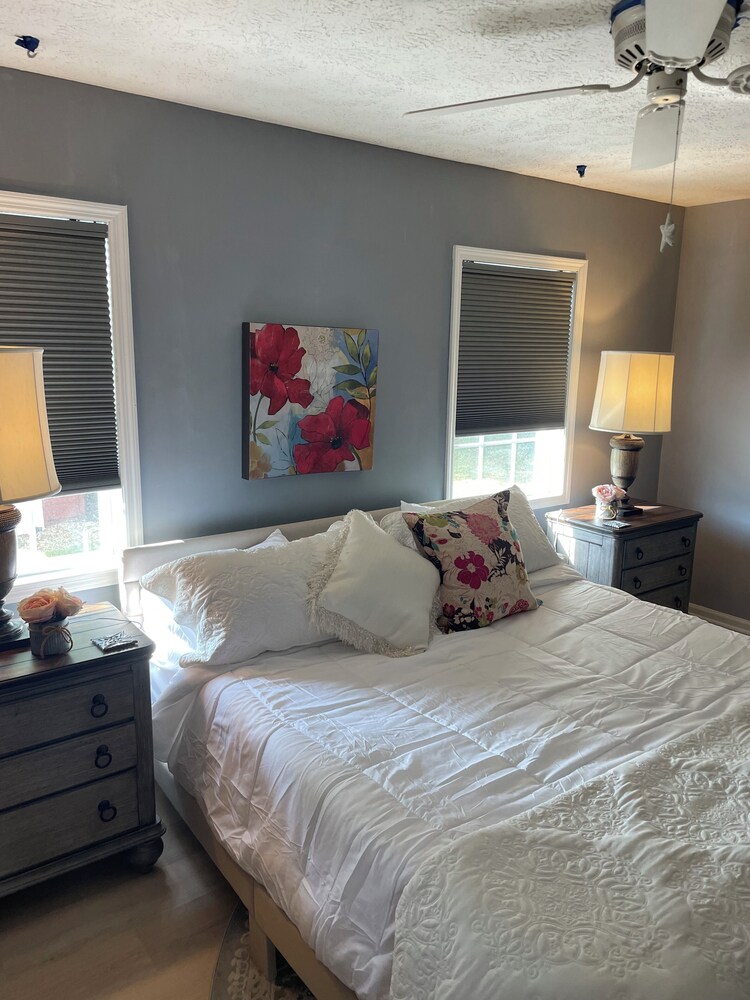 A lodge with boat dock and bar on beautiful Lake Sinclair! Pet friendly