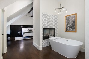 3 bedrooms, desk, free WiFi, bed sheets - Elegant Getaway | Hot Tub, Gourmet Kitchen | 20 Mins to Vail (Edwards)