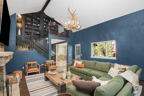 Smart TV, fireplace, books, stereo - Elegant Getaway | Hot Tub, Gourmet Kitchen | 20 Mins to Vail (Edwards)