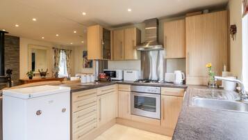 Refrigerador, lavavajillas, tetera eléctrica y tostadora