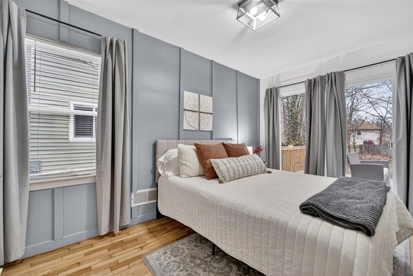 2 عدّة غرف نوم ومكواة/لوح كي وواي فاي وملاءات أسرّة