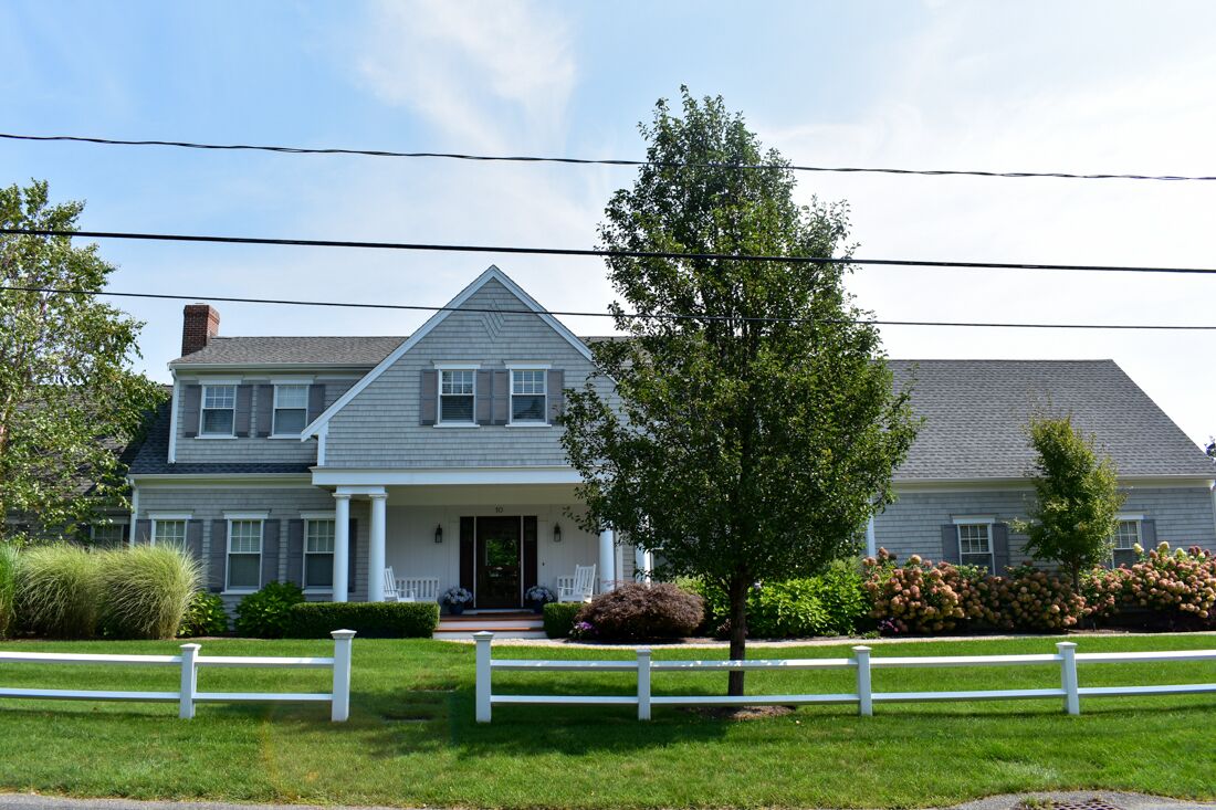 7 bedroom home sleeping 14! Located on the Bayside with private pool!