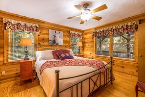 2 bedrooms, desk, iron/ironing board, WiFi - Black Bear Bungalow - Lovely Chalet in the Woods (Clarkesville)