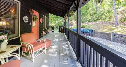 Black Bear Bungalow - Lovely Chalet in the Woods