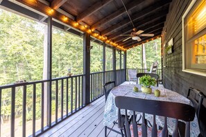 Outdoor dining - Black Bear Bungalow - Lovely Chalet in the Woods (Clarkesville)