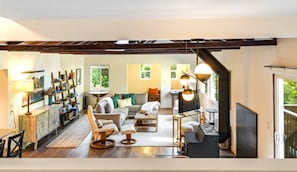 Smart TV, futbolito, mesa de ping pong, libros