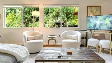 3 bedrooms, iron/ironing board, travel crib, free WiFi