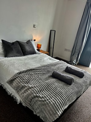 1 bedroom, bed sheets - Captivating 1-bed Apartment in Birmingham Centre (Birmingham)