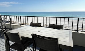 Outdoor dining - Surf Dweller #408 - 2BD Gulf Front - Free Seasonal Beach Service! (Fort Walton Beach)