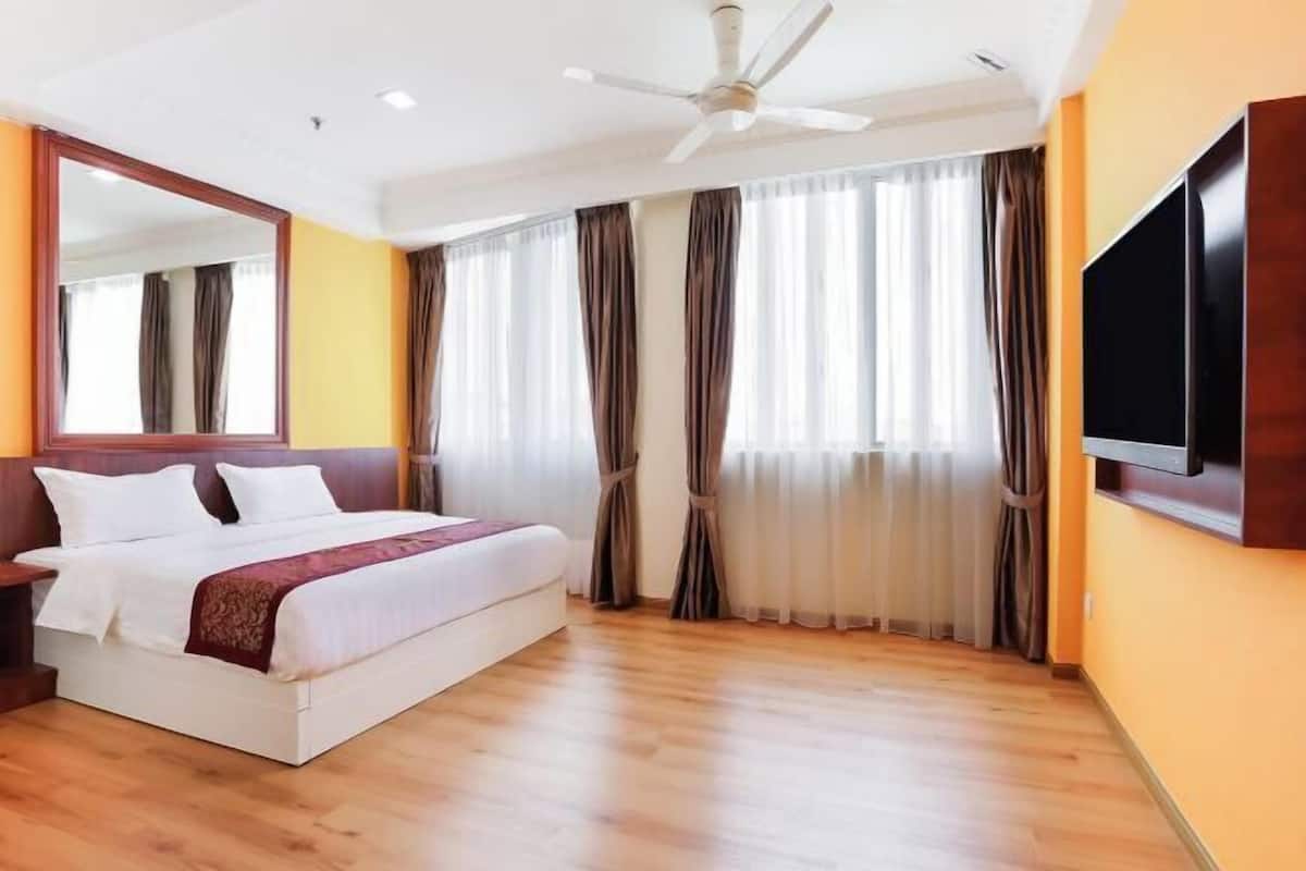 Desk, free WiFi, bed sheets