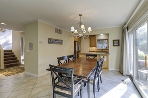 Dining - Close to the Beach! 3 Bed 3 Bath Townhouse with free tennis/pickleball! (Hilton Head)