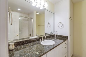 Combined shower/bathtub, towels - Close to the Beach! 3 Bed 3 Bath Townhouse with free tennis/pickleball! (Hilton Head)