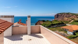 Una terraza en la azotea con vistas al océano y a los acantilados.