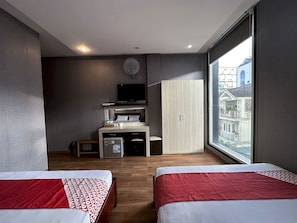 Habitación cuádruple familiar | Escritorio, espacio para trabajar con laptop y wifi gratis 