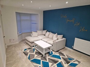 House | Living area - Stunning 3-bed Home Near City Centre, Chic Comfort (Birmingham)