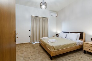 Deluxe Apartment, Balcony | 1 bedroom, in-room safe, iron/ironing board, free cots/infant beds - Krinis houses next the old harbour (Chania)