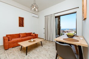 Deluxe appartement, balkon | Woonruimte | Een 32-inch smart-tv met kabelzenders