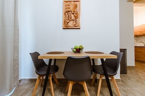 Deluxe appartement, balkon | Woonruimte | Een 32-inch smart-tv met kabelzenders