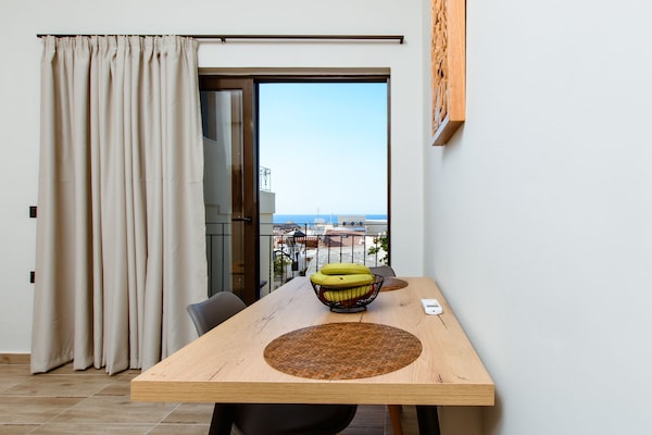 Apartemen Deluks, balkon | Area keluarga | Smart TV 32-inci dengan saluran TV kabel