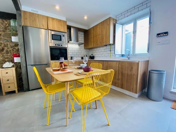 Réfrigérateur, micro-ondes, four, plaque de cuisson