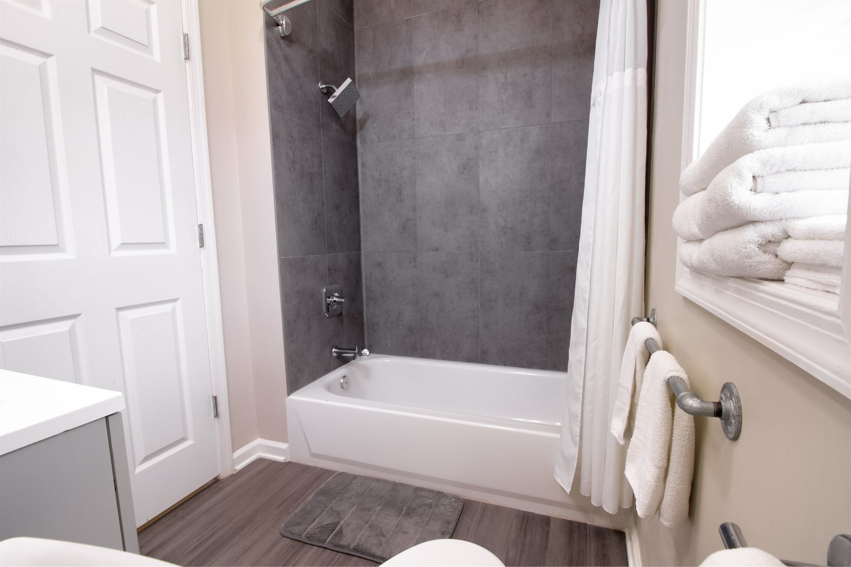 Bañera con ducha, secador de pelo, toallas