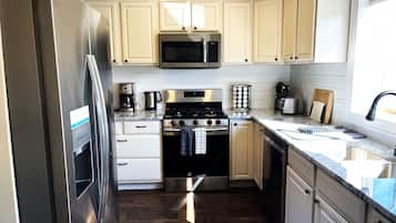 Jääkaappi, mikroaaltouuni, uuni, liesi