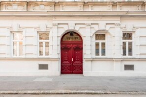 Exterior - Luxurious and Bright, 5 min walk to city center (Vienna)