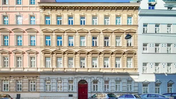 A multi-story building with a row of windows and a red door. - Luxurious and Bright, 5 min walk to city center (Vienna)