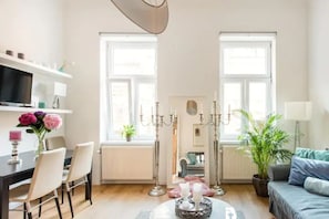 Lägenhet (10) | Individuell inredning, unika möbler, skrivbord och mörkläggningsgardiner