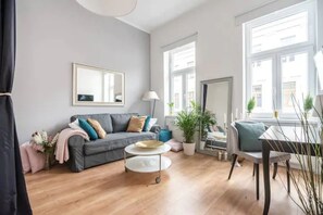 Apartment (11) | Individually decorated, individually furnished, desk, blackout drapes - Luxurious and Bright, 5 min walk to city center (Vienna)