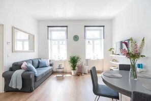 Appartement (13) | Décor unique, ameublement unique, bureau, rideaux d’obscurcissement