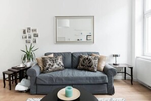 Apartment (4) | Living area | 50-inch Smart TV with cable channels, streaming services - Luxurious and Bright, 5 min walk to city center (Vienna)
