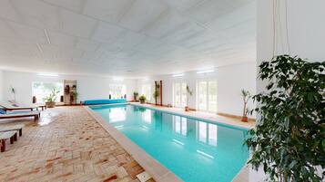 Inomhuspool, en säsongsöppen utomhuspool, parasoller och solstolar