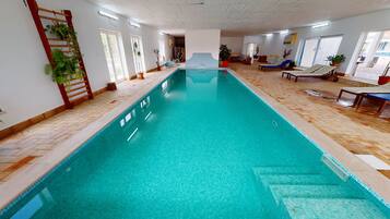 Piscina interna, piscina externa sazonal, guarda-sóis, espreguiçadeiras