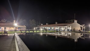 室内游泳池，季节性开放的室外游泳池，池畔遮阳伞，日光浴躺椅