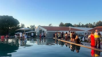 Inomhuspool, en sÀsongsöppen utomhuspool, parasoller och solstolar