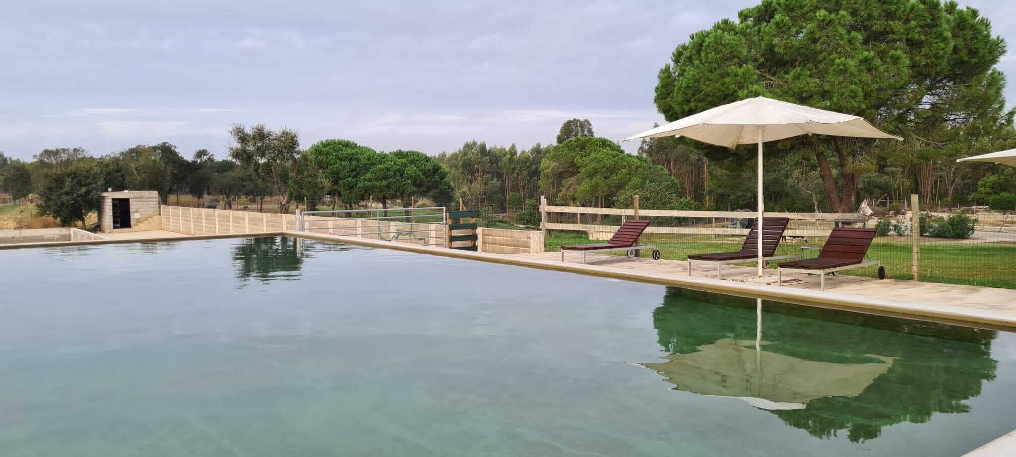 Piscina coperta, piscina stagionale all&#x27;aperto, ombrelloni da piscina