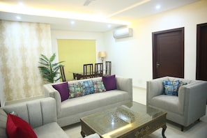 Smart TV, fireplace - Gulberg Suites (Lahore)