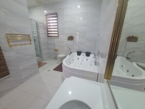 Casa | Baño | Tina y regadera independientes, tina profunda, toallas 