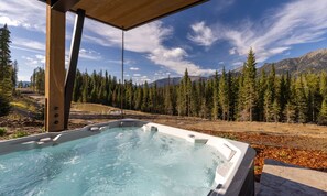 Outdoor spa tub - Big Sky Vacation Rentals | Jack Creek Retreat (Big Sky)