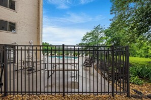 Terrace/patio - walk downtown•onsite pool•private hot tub (GC106) (Gatlinburg)
