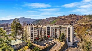 Exterior - walk downtown•onsite pool•private hot tub (GC106) (Gatlinburg)