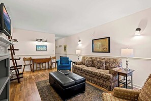 TV, fireplace - walk downtown•onsite pool•private hot tub (GC106) (Gatlinburg)